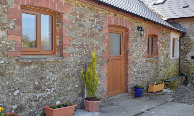 Llanybydder Cottage | 1 bedroom accommodation in Cwmsychpant, near Lampeter