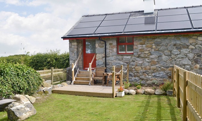 Llandwrog Cottage | 1 bedroom accommodation in Llandwrog, near Caernarfon