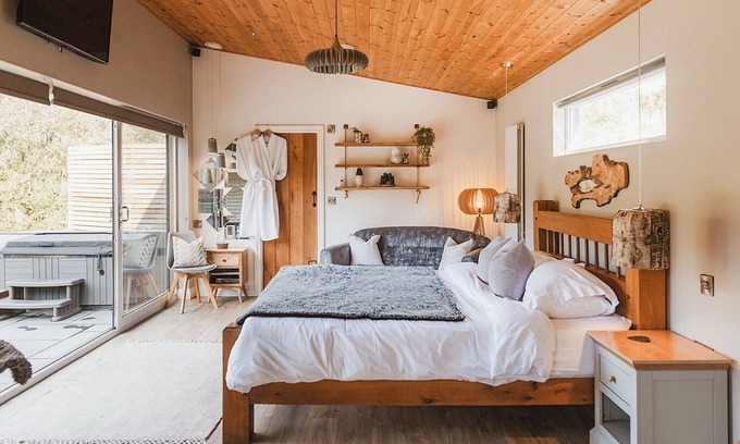 Mochdre Ski Chalet | 1 bedroom accommodation in Mochdre, Newtown
