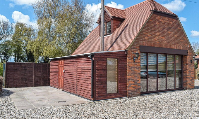 Worth Cottage | 1 bedroom accommodation in Worth, near Sandwich