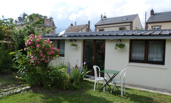 Crepy-en-Valois Apartment | 1 Bedroom Apartment in Crépy-en-Valois