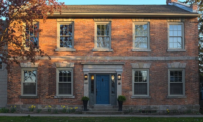 Goderich Apartment | 1 Bedroom Apartment in Beautifully Renovated Heritage Home (apt 2)