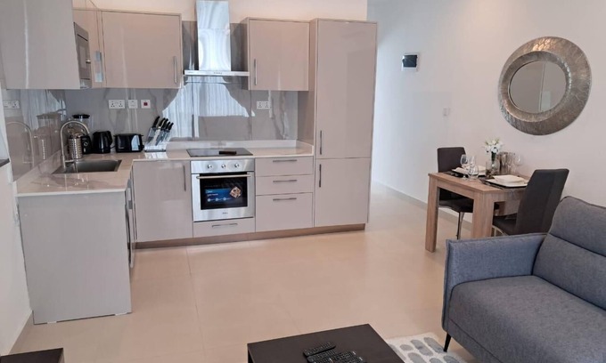 Labone Apartment | 1-bedroom apartment in fabulous Accra with fitness room, AC