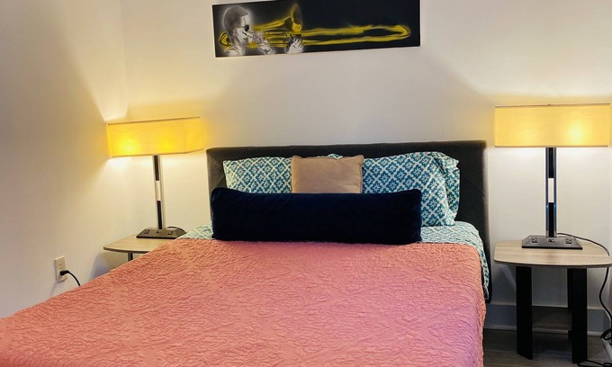 Faubourg Delachaise Apartment | 1 Bedroom Apartment with Courtyard Upper garden Magazine Art District