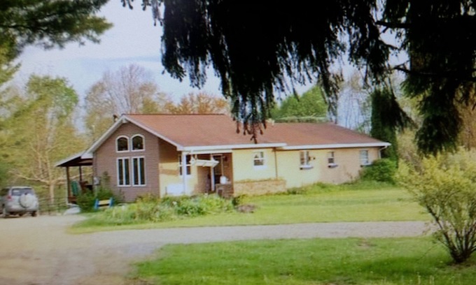 Russell Apartment | 1 bedroom apt nestled in 40 acres of nature. 5 star air bnb rating!