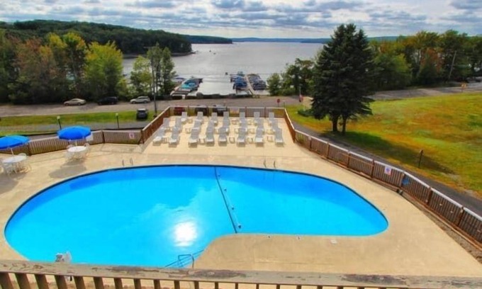 Hawley Condo | 1-Bedroom Condo near Lake Wallenpaupack
