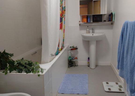 Glasgow Apartment | 1 bedroom flat, 5 minutes walk to city centre, 2 minutes to underground, 1 minute to bus and 15 minutes walk to COP 26