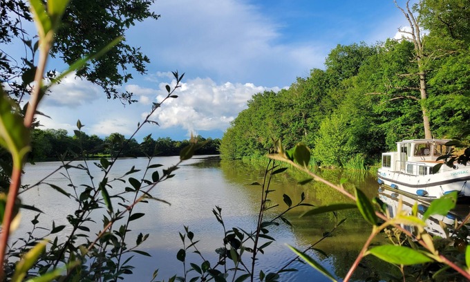 Bonny-sur-Loire Boat Rental | 1 Bedroom Houseboat in 45420 - BONNY SUR LOIRE