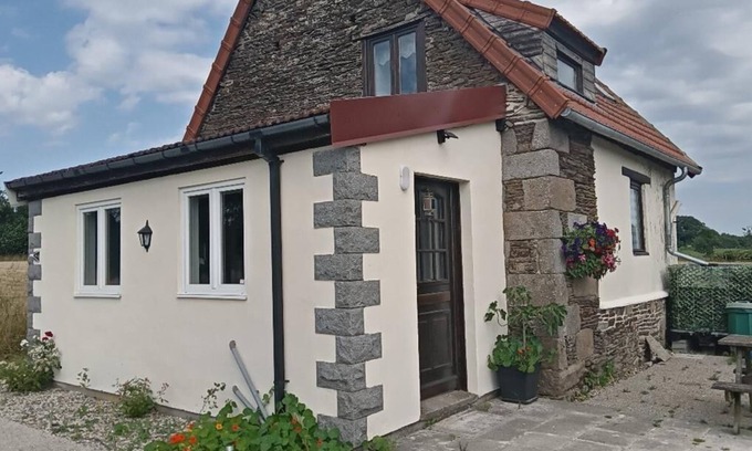Cuves House | 1 bedroom Secluded Normandy countryside cottage