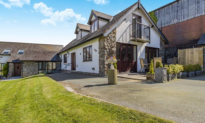Trefeglwys House | 1 Derw Cottages - Four Bedroom House, Sleeps 8