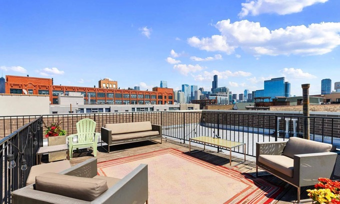 River West Apartment | 1 Garage Parking/Skyline Rooftop/PingPong/Balcony