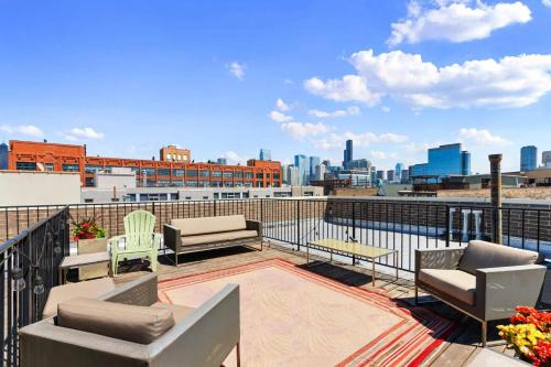 River West Apartment | 1 Garage Parking, Skyline Rooftop, PingPong, Balcony