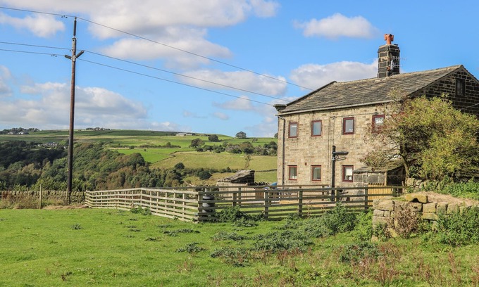 Hebden Bridge Cottage | 1 HORSEHOLD COTTAGE, pet friendly, with open fire in Hebden Bridge