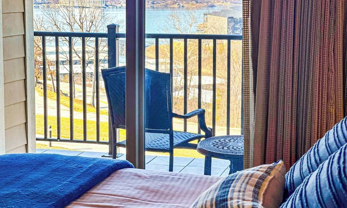 Lake Ozark Condo | 1 King Bed | Full Kitchen | Living Room | Sleeps 4