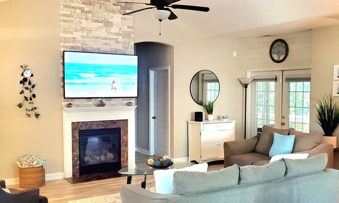 Westgate House | 1 King suite 2 queen's bedroom lfamily home great location!