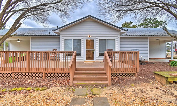 Lillington House | < 1 Mi to Downtown Lillington: Home w/Deck