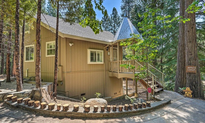 Placerville Cabin | 1 Mi to Jenkinson Lake: ‘Apple’s Chalet’ w/Deck