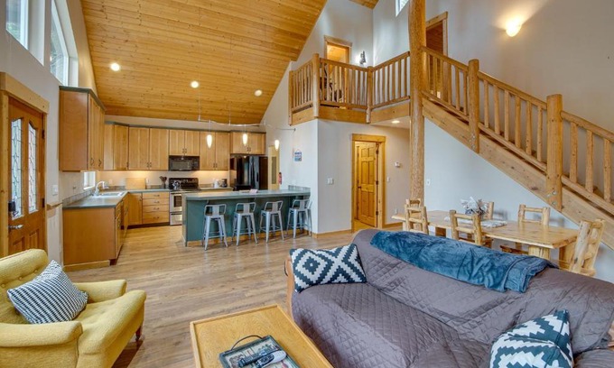 Easton House | 1 Mi to Lake Easton Family Cabin with Deck!