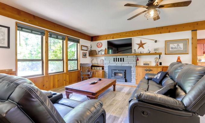 Placerville Cabin | 1 Mi to Lake: Hot Tub Haven in Pollock Pines!