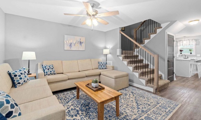 Clarksville House | 1-Mile to Downtown Clarksville! Queen-City Comfort