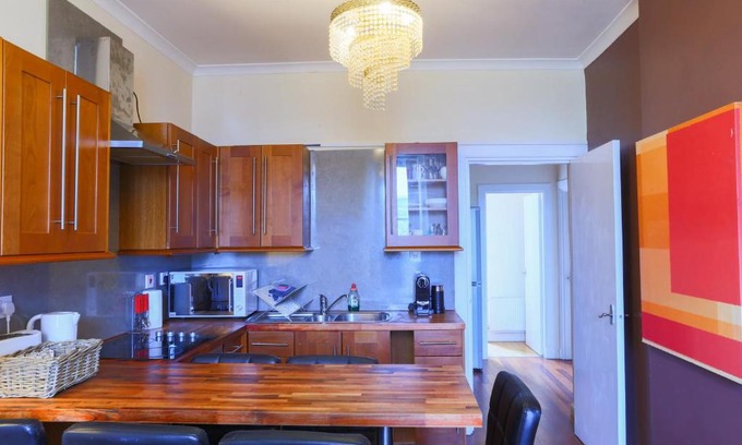 Old Town Apartment | 1 minute from Royal Mile, Large 5 Bed Apartment