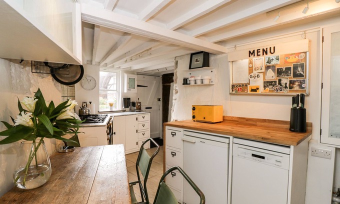 Winterbourne Earls Cottage | 1 PEACOCK COTTAGE, pet friendly, with a garden in Salisbury