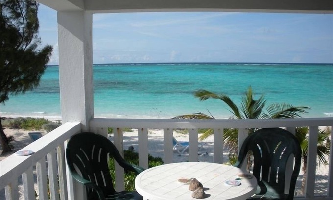 Whitby Villa | #1 Reviewed Pristine Private Beachfront Villa, Full Laundry & Kitchen, WiFi, A/C