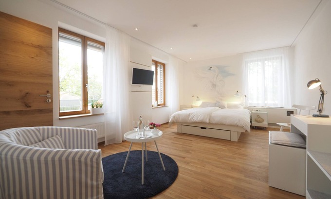 Nehren Apartment | 1 Schwanenzimmer, 30qm, 1 Schlafraum, max. 3 Personen