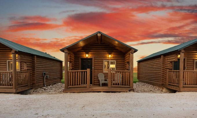 St. Charles Cabin | #1 Ski Cabin, Newly Remodeled! AC! New Beds! Sleeps 4