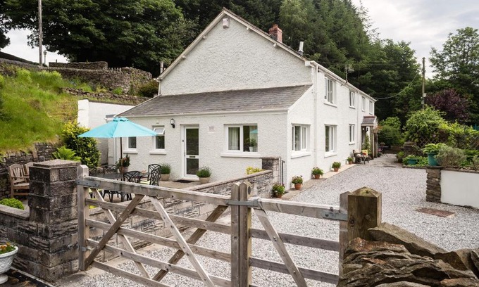 Margam House | 1 Tan Yr Eglwys Barn Cottage