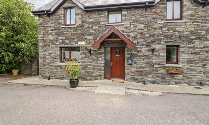 Durrus Cottage | 1 THE COURTYARD, pet friendly, with open fire in Durrus, County Cork
