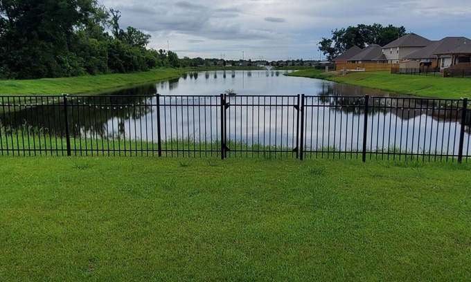 Gonzales House | 1 yr old Lake House 5 mins from Interstate I10