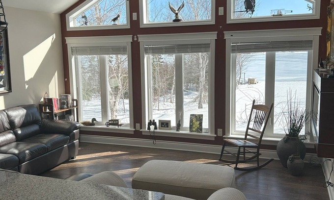 Huntington House | 10 acres all to yourself! Escape to our bungalow. Family and Pet friendly.