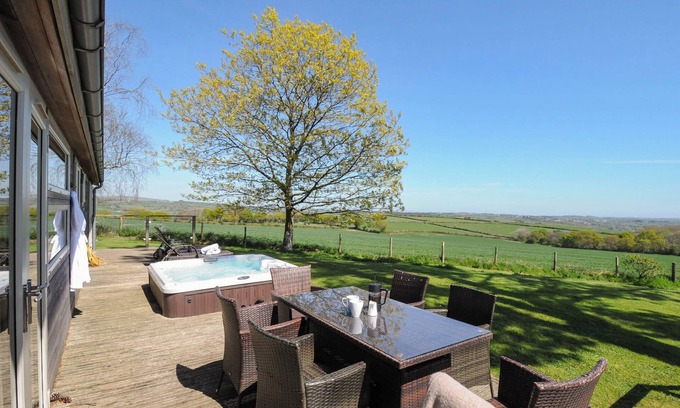 Dobwalls Cottage | 10 FARAWAY FIELDS, luxury holiday cottage, with hot tub in Dobwalls