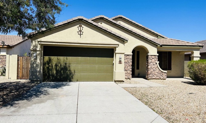 Pebblecreek House | 10 Mi to the home of Arizona cardinals! Quite , and calm!