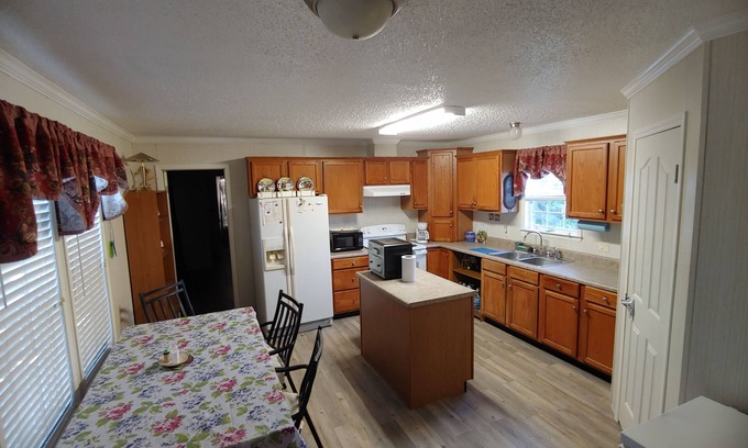 Cedar Lane House | 10 minutes to the beach! Cozy mobile home in the quiet country!