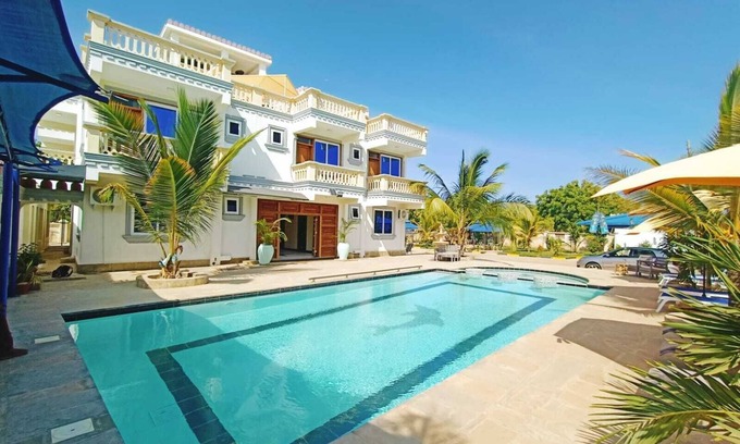 Diani Beach Villa | 10 minutes to the beach! Villa Sultanas Luxury Villa with private swimming pool