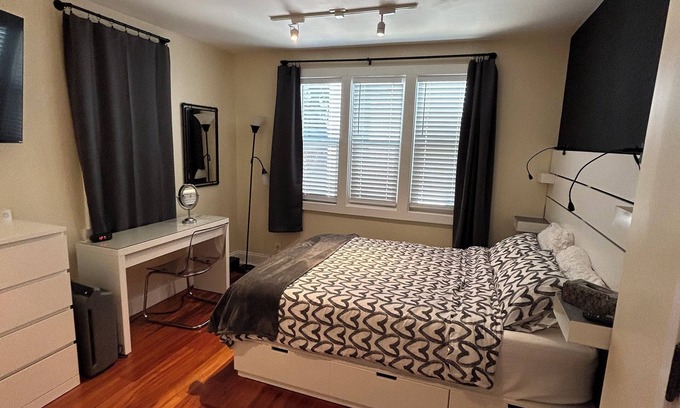 Venice House | 10 minutes walking to world famous Venice Beach and many wonderful restaurants