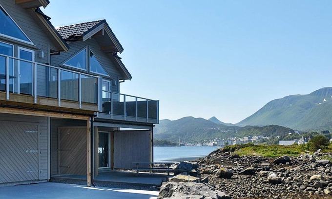Haram House | 10 person holiday home in Brattvåg