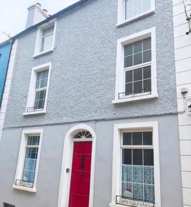 Wexford House | 10 Seconds to Main Street!