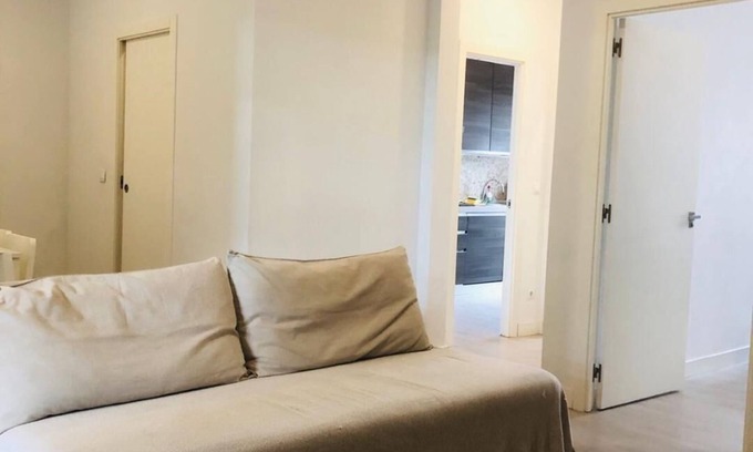 Cuatro Caminos Apartment | 10' walk to Bernabeu max 8P, 3Bedr, 1sofa, 2bath