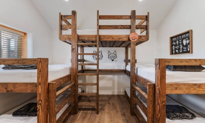 St. Charles Cabin | #10 Woodland Wildlife Cabin! Newly Remodeled! AC!