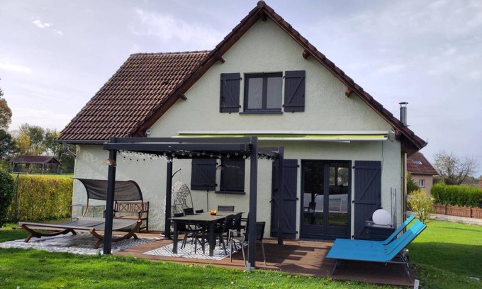 Villars-Saint-Georges House | 100 m² Gîte ∙ 4 bedrooms ∙ 9 guests