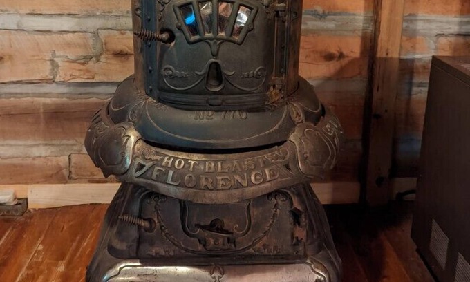 Taswell Cabin | 100+ Year Old Cabin! Attention Antique Lovers and History Buffs!
