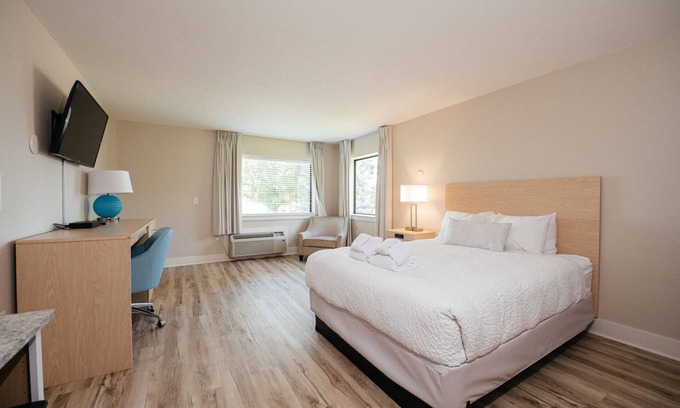 Traverse City Apartment | #105 - Kasa Gold Coast Inn Traverse City