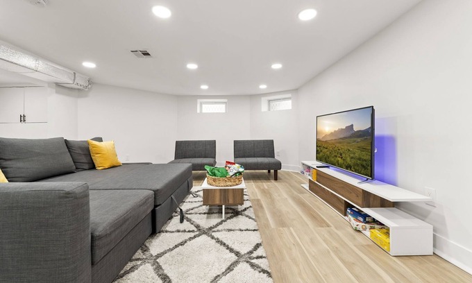 Paterson Apartment | 10Guests! Parking/1ST FLOOR-Duplex