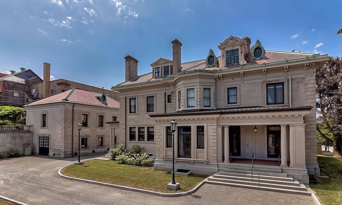 Scranton House | 11 Bedroom 33 beds Woolworth Mansion in Scranton