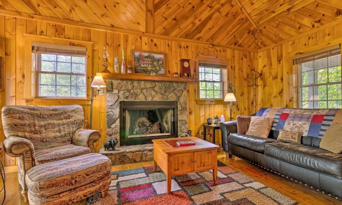 Todd House | 11 Mi to Boone Secluded Pet-Friendly Cabin!