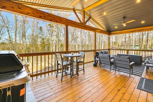 Royal House | 11 Mi to Marina on Lake Hamilton Cabin Getaway
