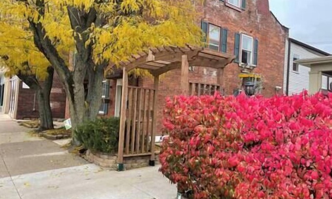 Downtown Dubuque Apartment | 1129#1- Market view studio/steps Millwork district
